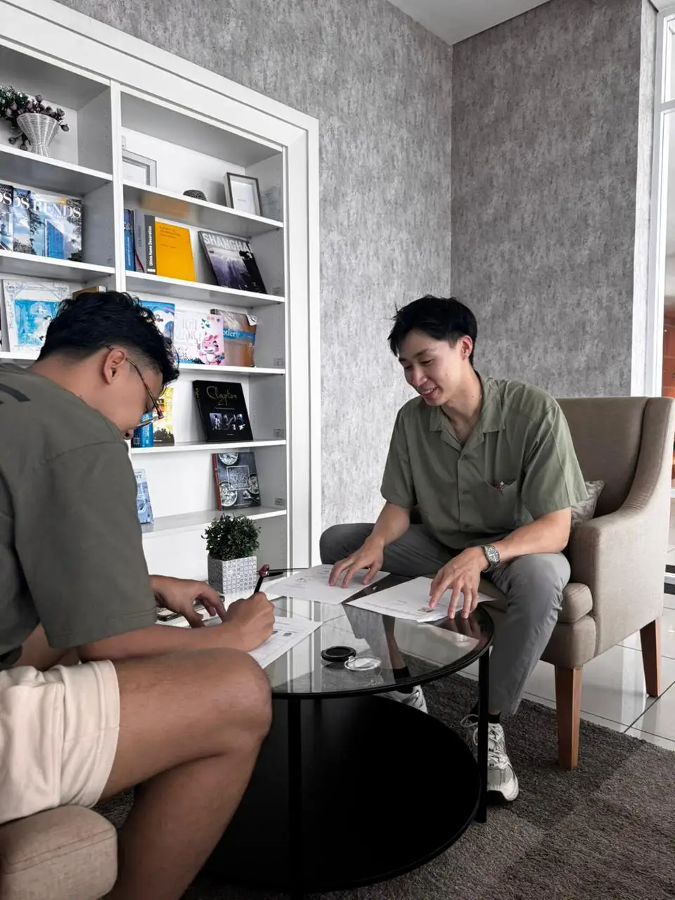 Konsultan Astari berdiskusi dengan klien saat meninjau dokumen pajak